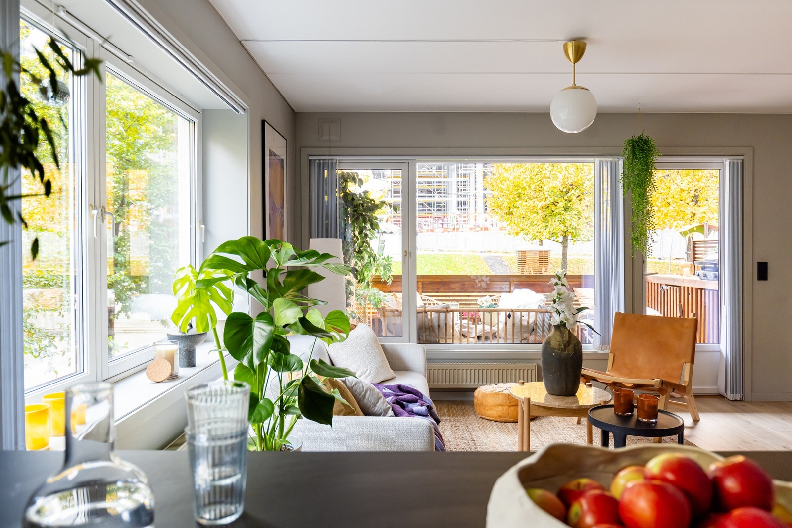 Kjøkkenøyen gir et naturlig skille mellom stuen og kjøkkenet. Her er det hyggelig å lage mat til venner og familie! Galleribilde