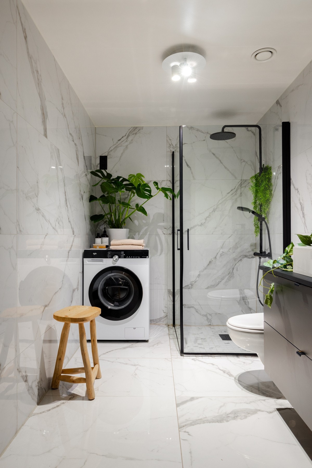 Badet er ble i 2020 pusset opp med flis på flis, ny innredning og blandebatterier. Galleribilde