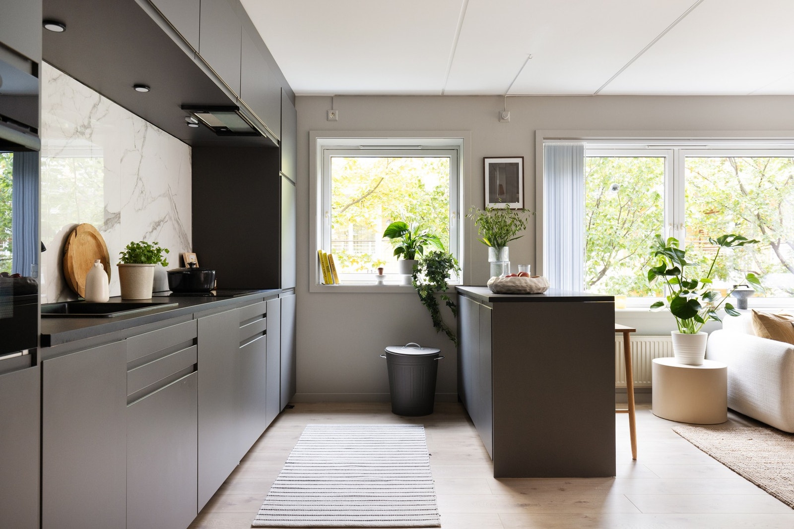 Kjøkkenet har integrerte hvitevarer som ovn, kjøl/frys og oppvaskmaskin. Alle disse medfølger naturligvis ved salg. Kjøleskapet er fra Gorenje, stekeovnen er fra Silverline og induksjonsovnen er en Ceran fra Schott AG. Galleribilde