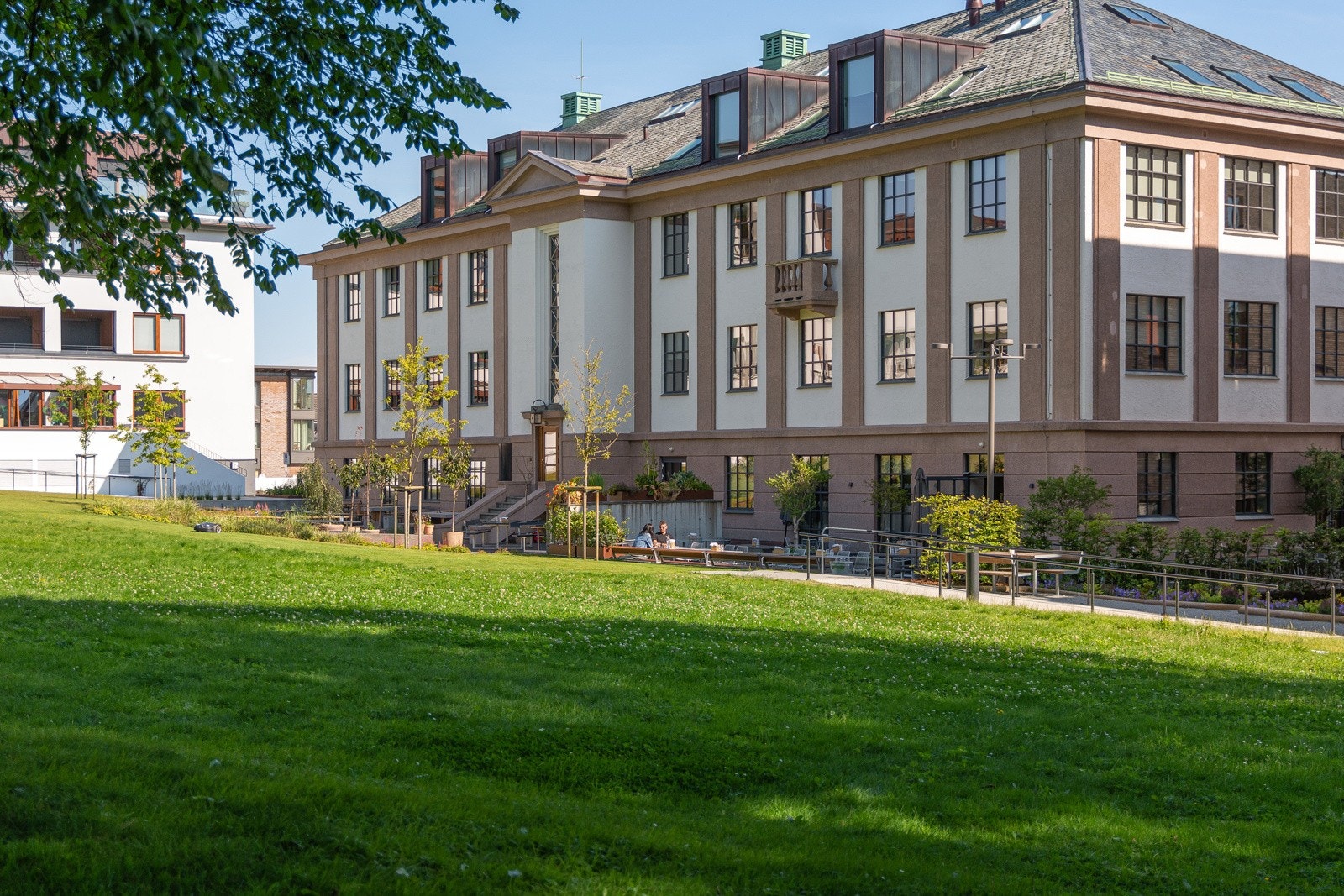 En kort spasertur unna finner man flotte parkområder og Hermetikken med flere kjekke spisesteder. Galleribilde