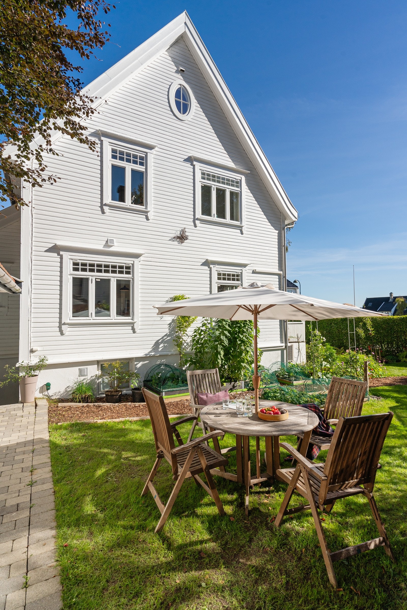 Tomten ligger sørvestvendt med upåklagelige solforhold. Galleribilde