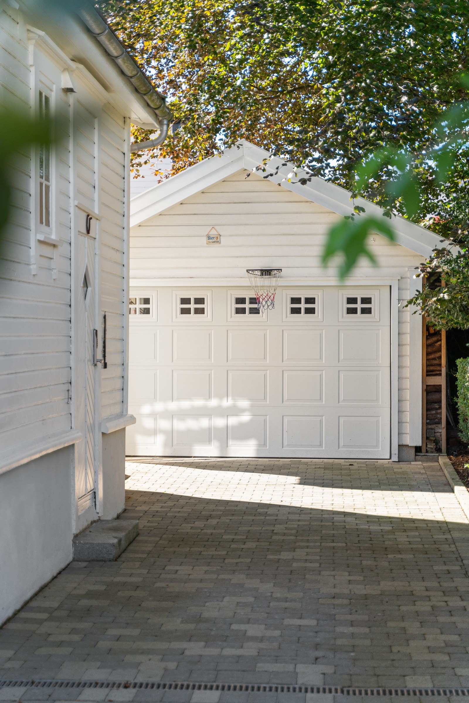 Gode parkeringsmuligheter i garasje og på tomten. Galleribilde