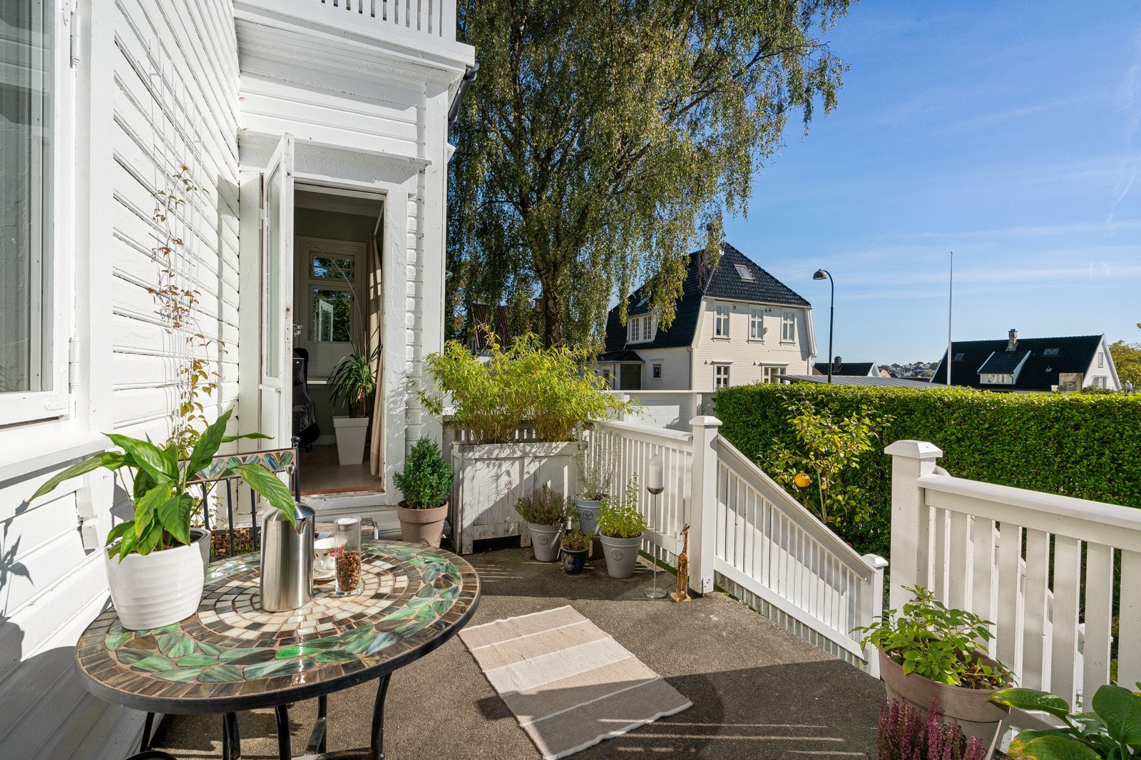 Terrasse med trapp ned til hagen. Galleribilde