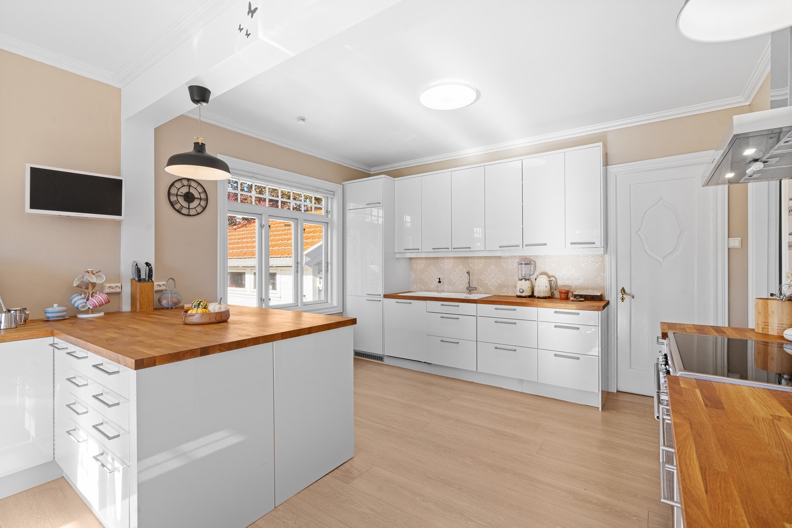 Kjøkkenet er praktisk utformet med kjøkkenøy og god skap- og benkeplass. Galleribilde