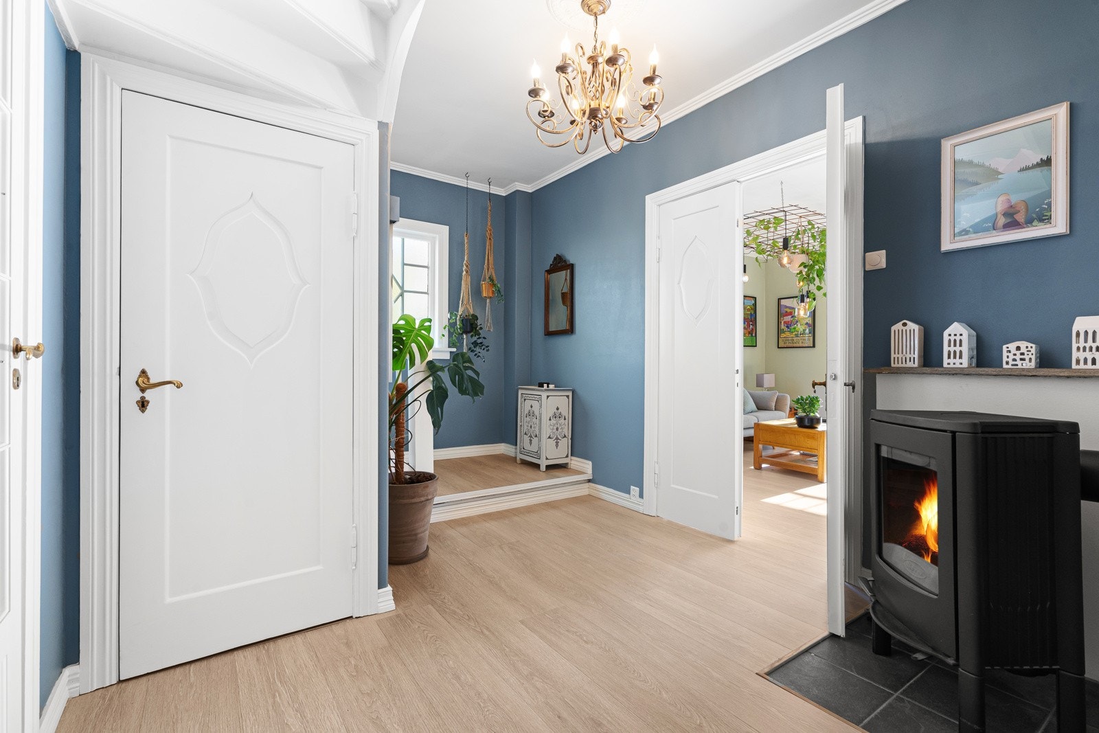 Entréen er innbydende med lun peis og god plass til å henge fra seg yttertøy og sko. Galleribilde