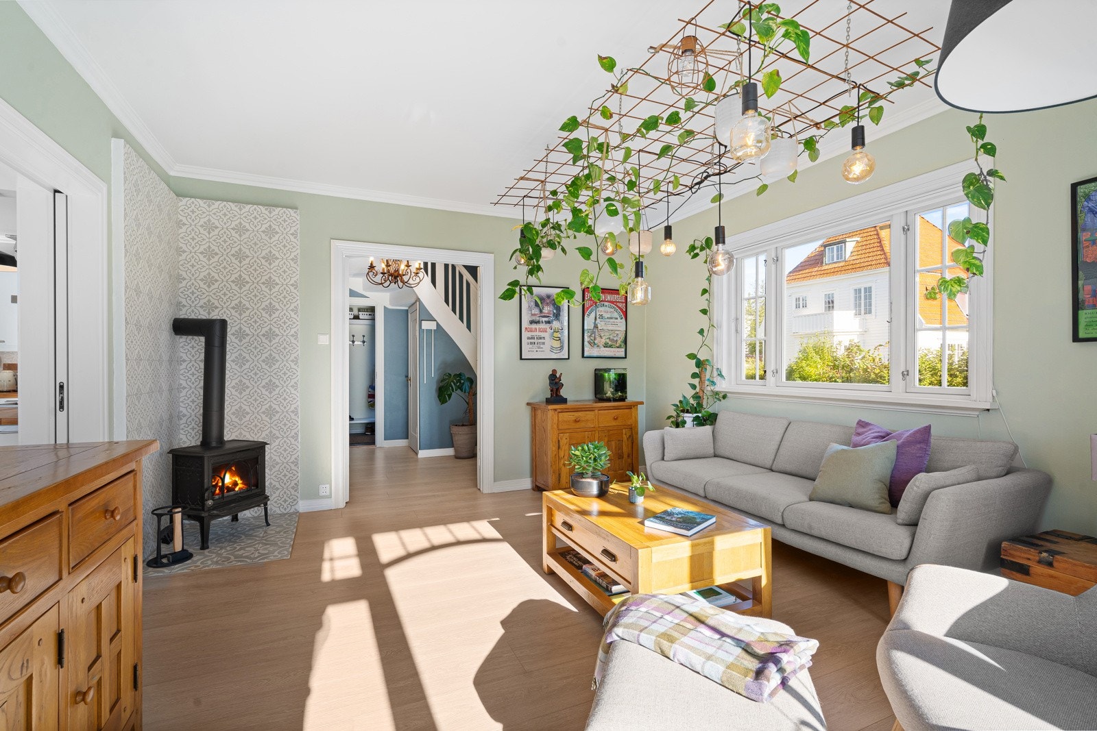 Boligen har gjennomgående store vindusflater som gir rikelig med lysinnslipp. Galleribilde