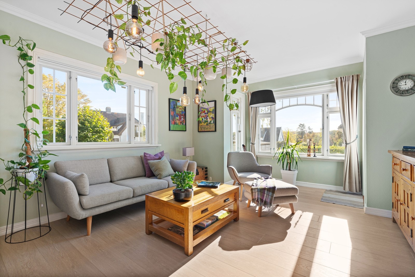 Romslig oppholdsrom med gode møbleringsmuligheter, lun peis og utgang til flott uteområde. Galleribilde