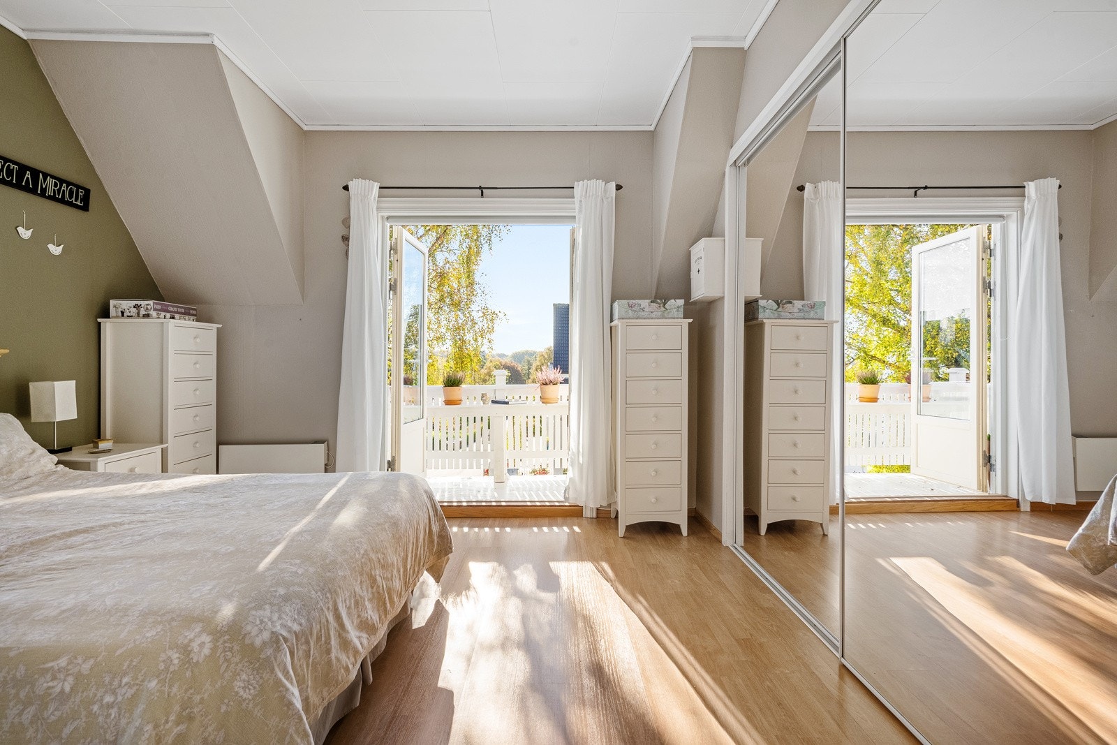 Fra hovedsoverommet har man utgang til herlig balkong. Galleribilde