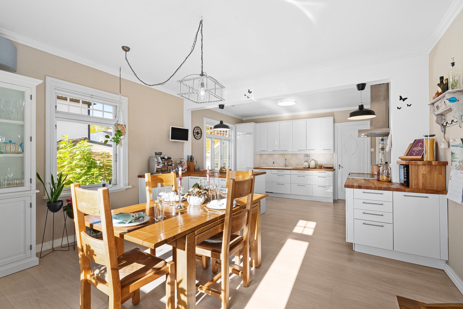 Romslig kjøkken med god plass til spisegruppe. Galleribilde