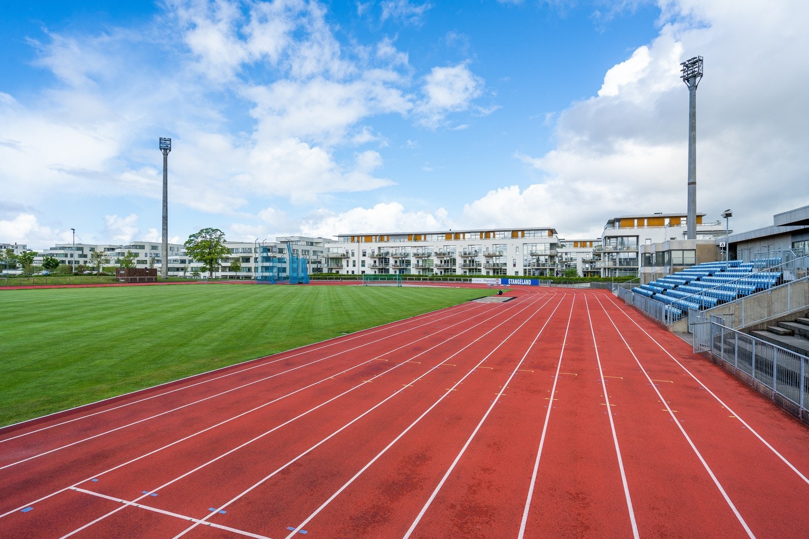 Nær boligen finner man et bredt utvalg av aktivitetstilbud, blant annet Stavanger stadion. Galleribilde