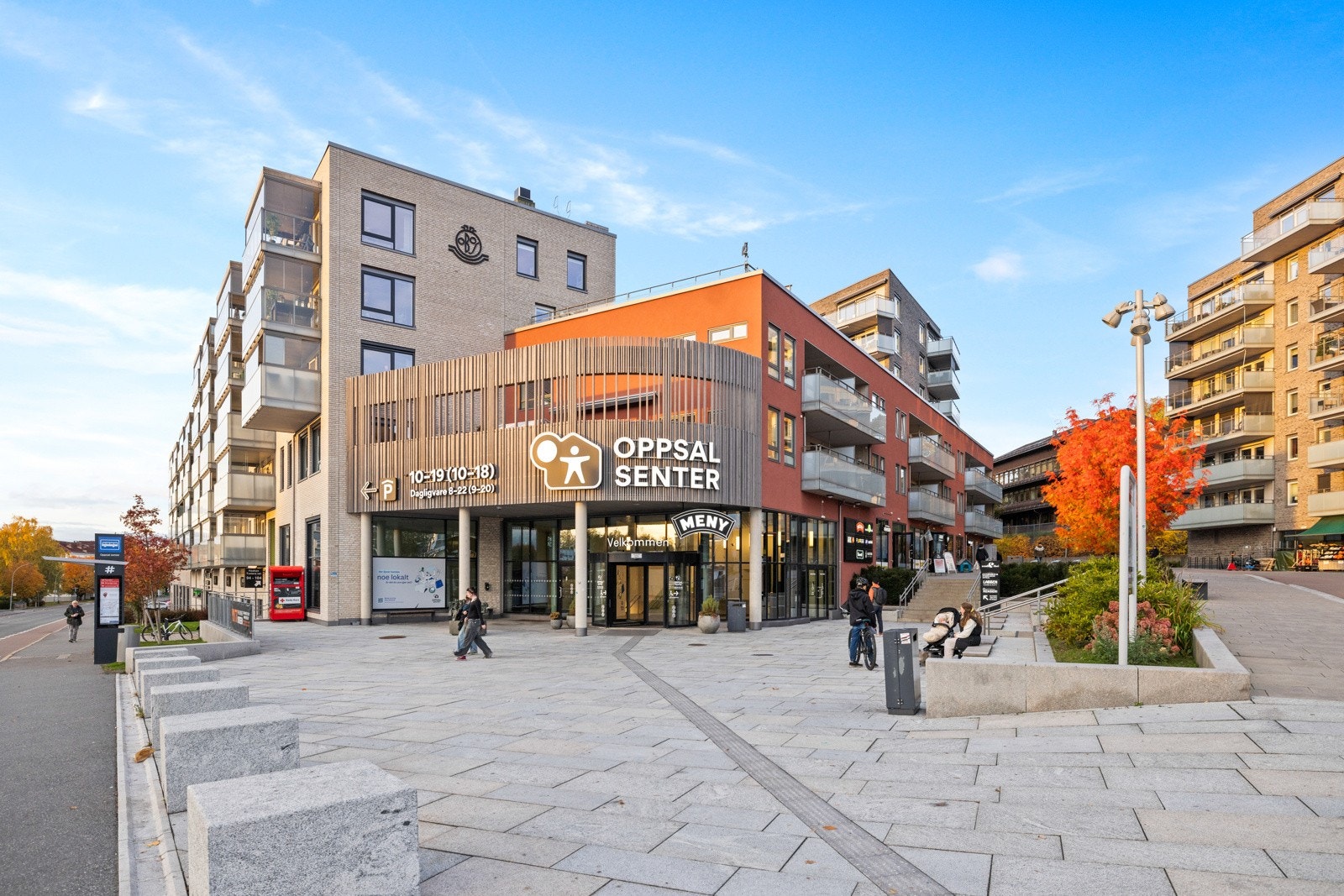 Oppsal senter er et hyggelig nærsenter som blant annet rommer dagligvare, frisør, apotek, bakeri og helsetjenester Galleribilde