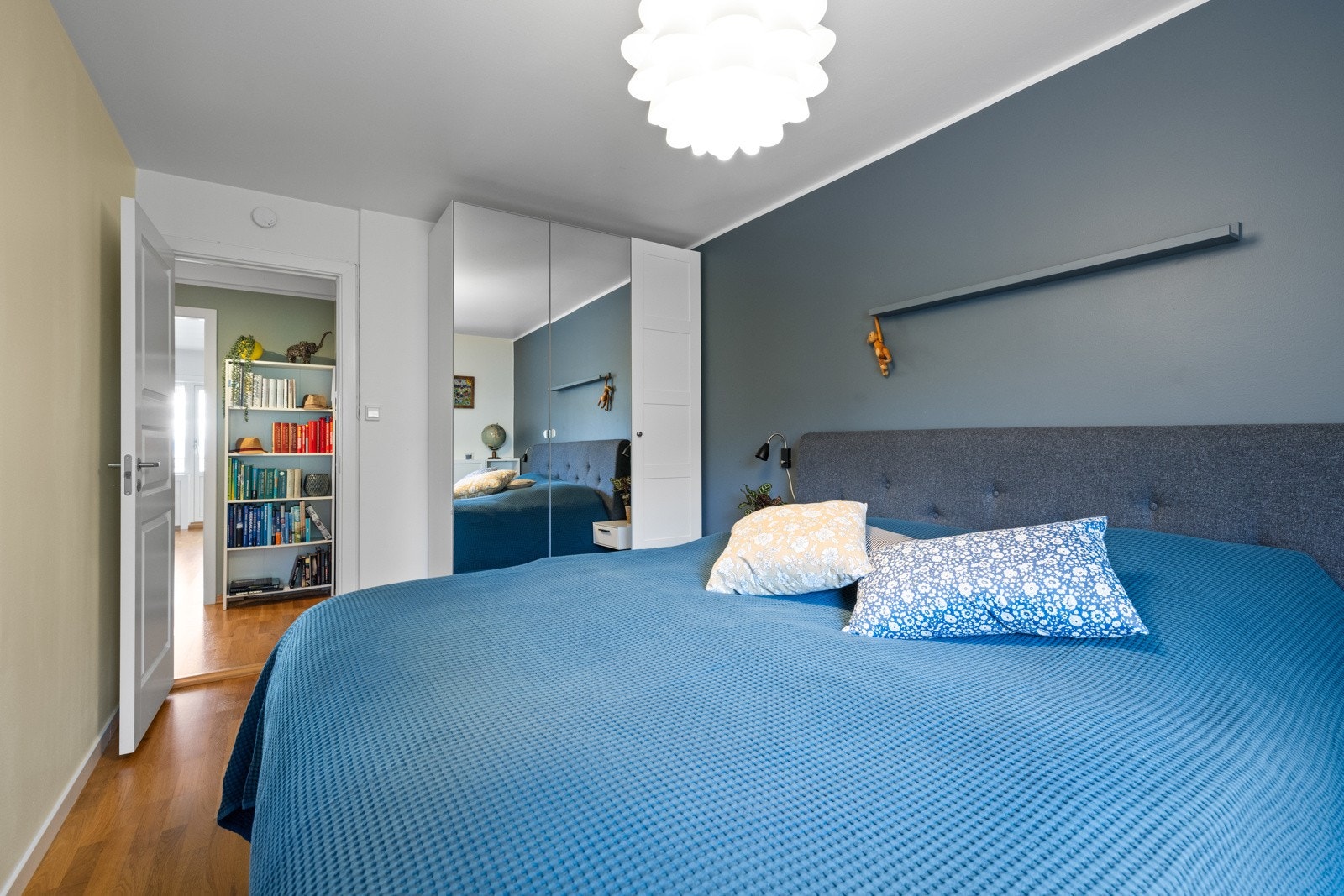 Hovedsoverommet er innredet med garderobeløsning Galleribilde