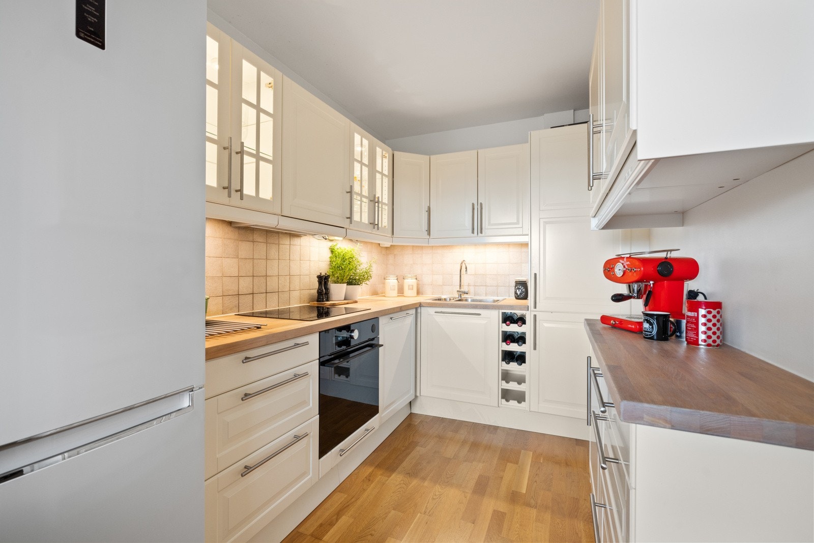 Kjøkkenet er godt utstyrt med hvitevarer, inkludert platetopp med kullfilterventilator i overkant, oppvaskmaskin som var ny i 2022 og stekeovn som var ny i 2020 Galleribilde