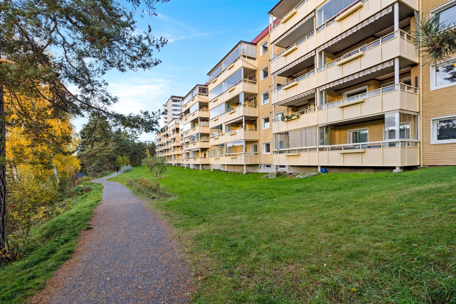 Fellesarealene er frodige og pent opparbeidet med gressplener, beplantning, samt asfalterte gangarealer, fine lekearealer og flere sittebenker Galleribilde