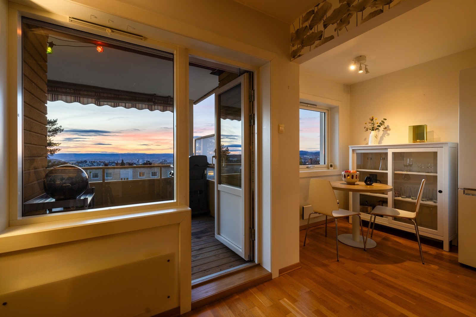 Her er det utgang til en romslig balkong - en god forlengelse av stuen i sommerhalvåret Galleribilde