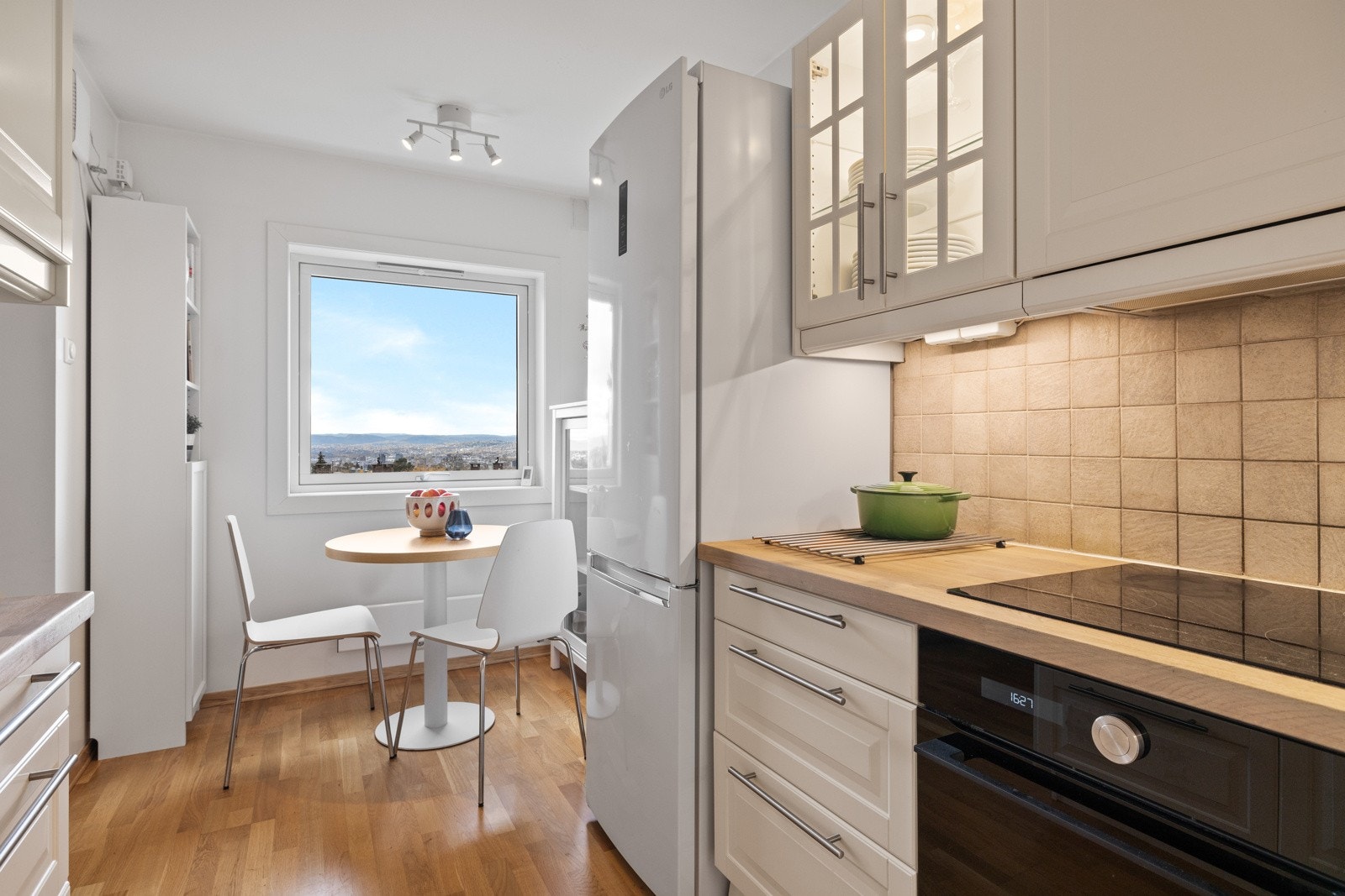 Kjøkkenet har også plass til frittstående kjøl/frys og et spisebord ved vinduet Galleribilde