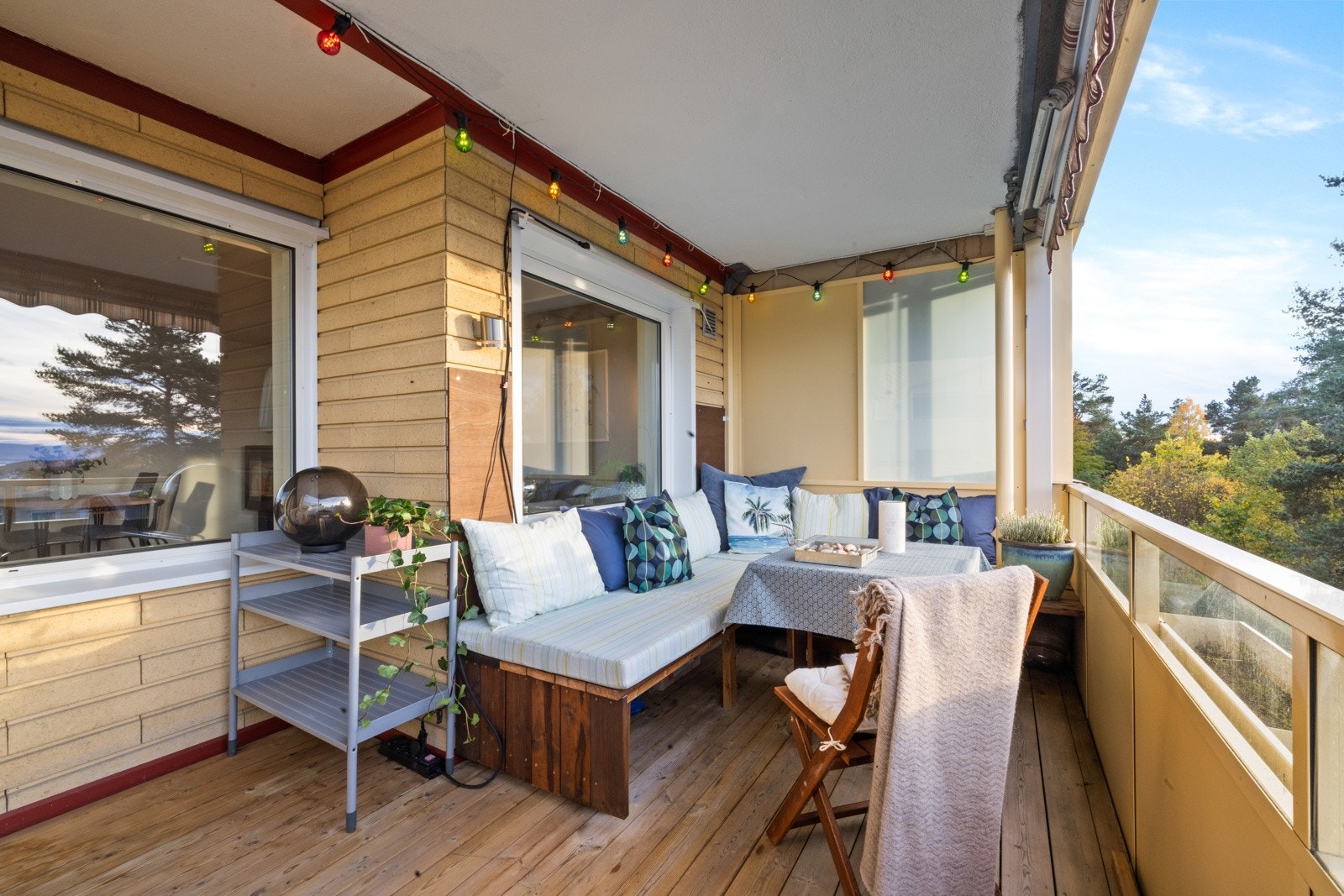 Det er god plass til utemøbler, slik at dagene kan nytes med komfort Galleribilde