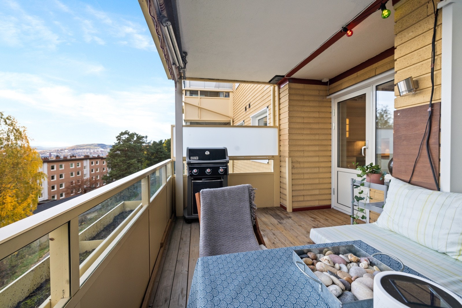 Balkongen har støpt dekke med terrassebord i overkant, og rekkverk av stål som er forblendet med fasadeplater og glass Galleribilde