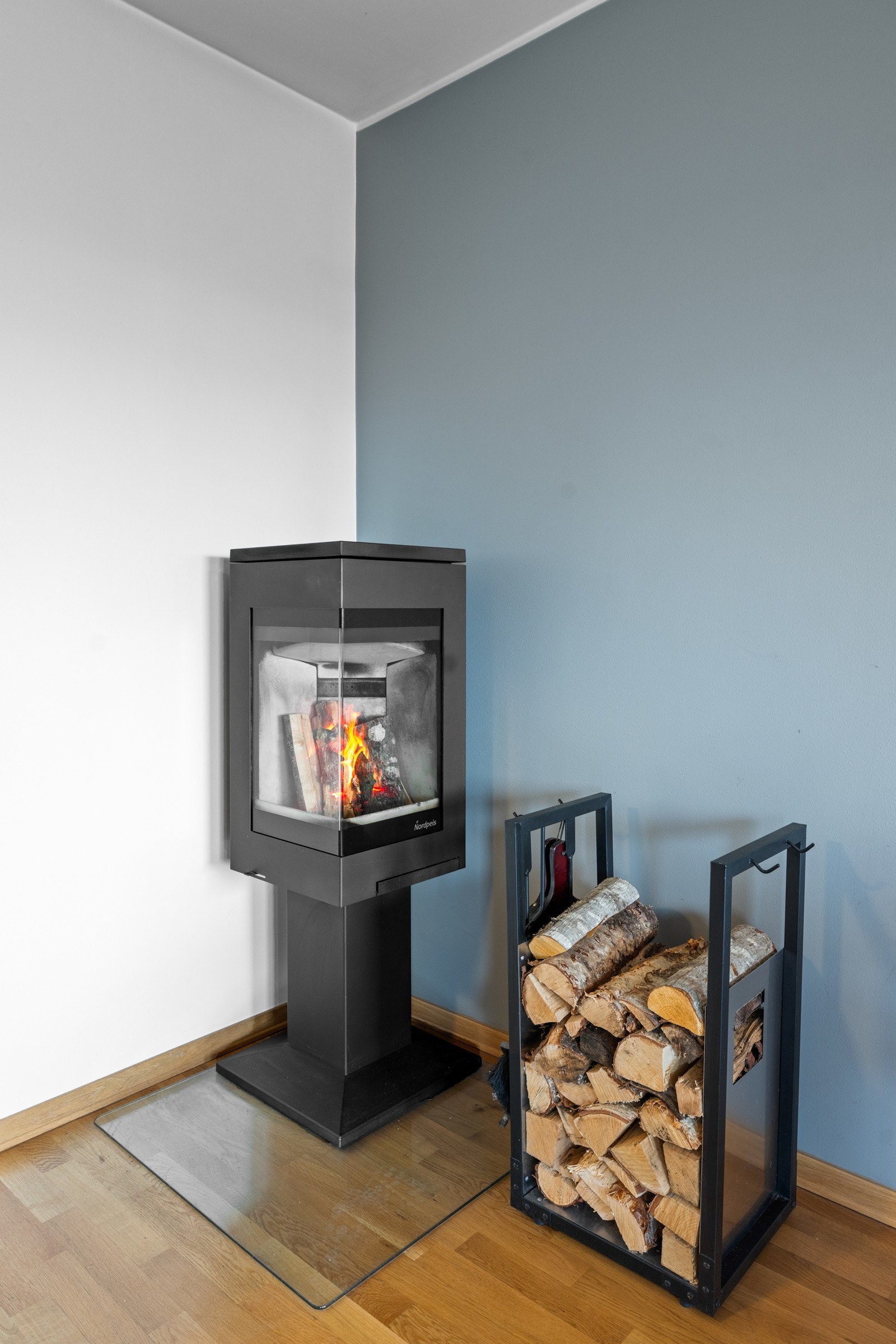 Stuen har en koselig peisovn Galleribilde