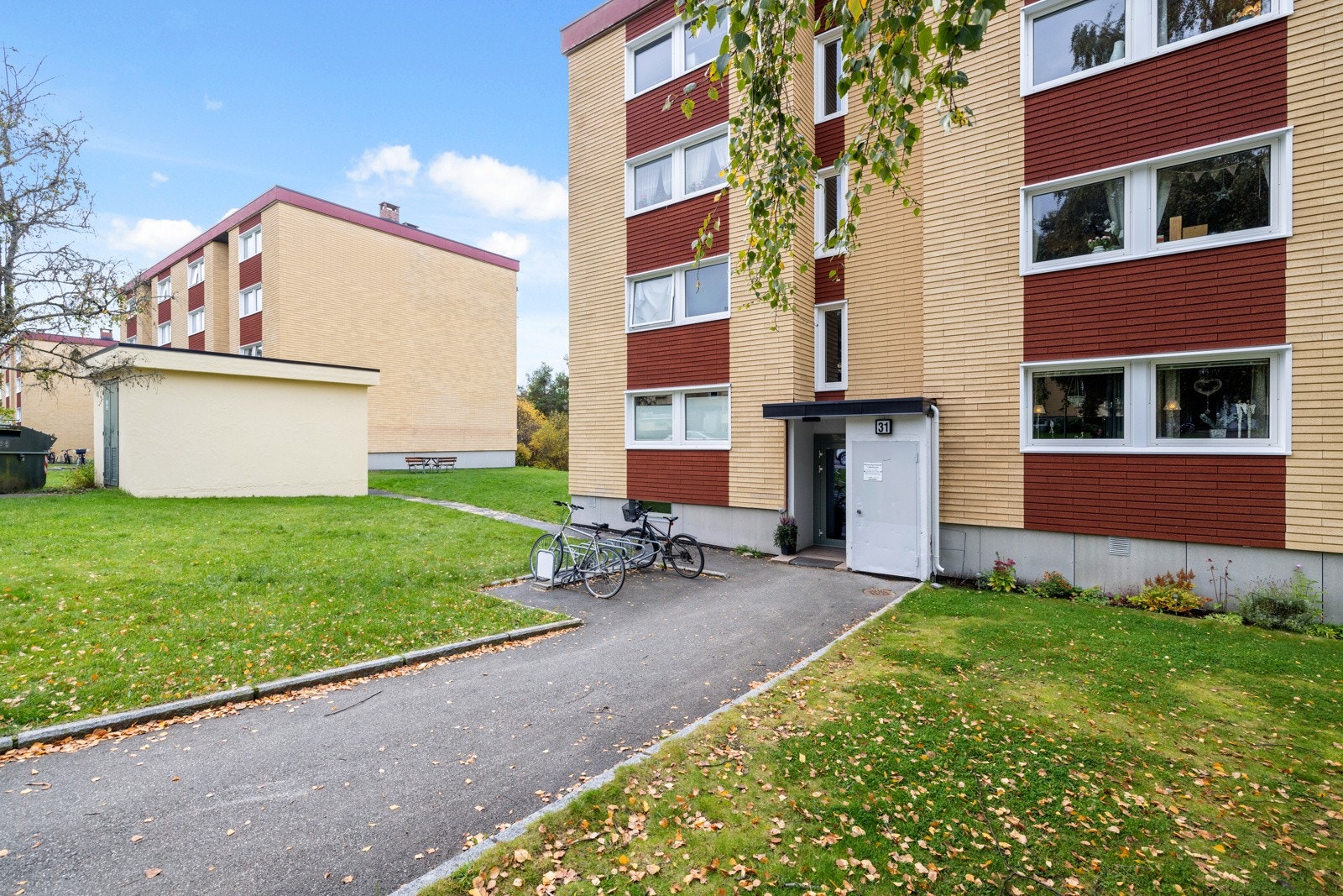 Leiligheten ligger i byggets tredje etasje Galleribilde