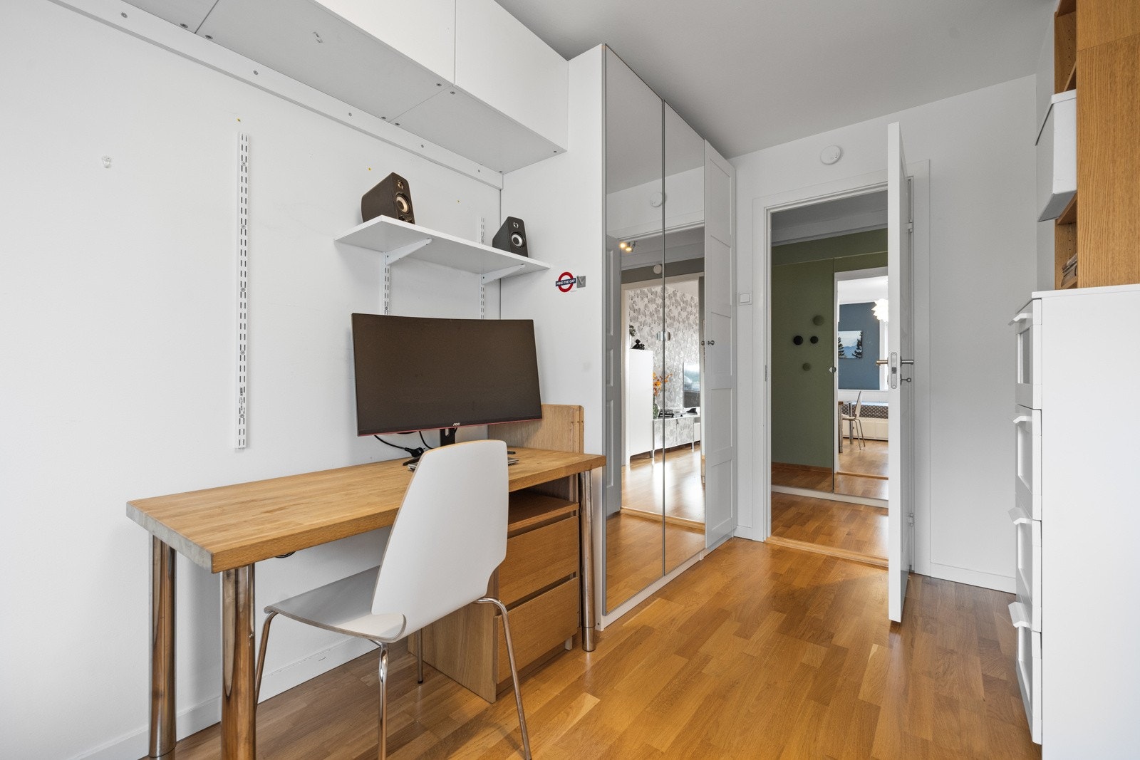 Garberobeskap i samme design som hovedsoverom Galleribilde