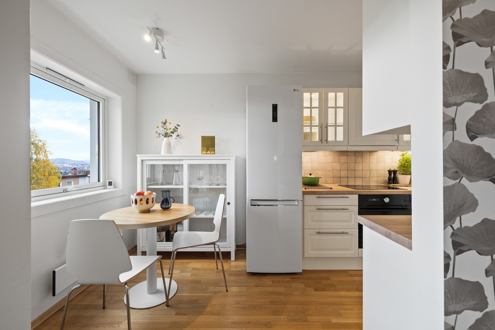 Kjøkkenet ligger i delvis åpen løsning fra stuen Galleribilde