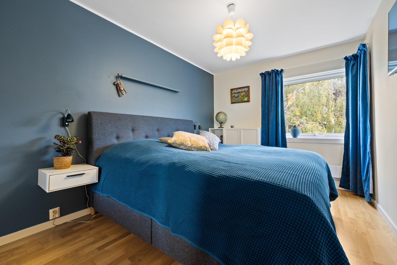 Leiligheten har to pene soverom som ligger vegg-i-vegg med adkomst fra entreen Galleribilde