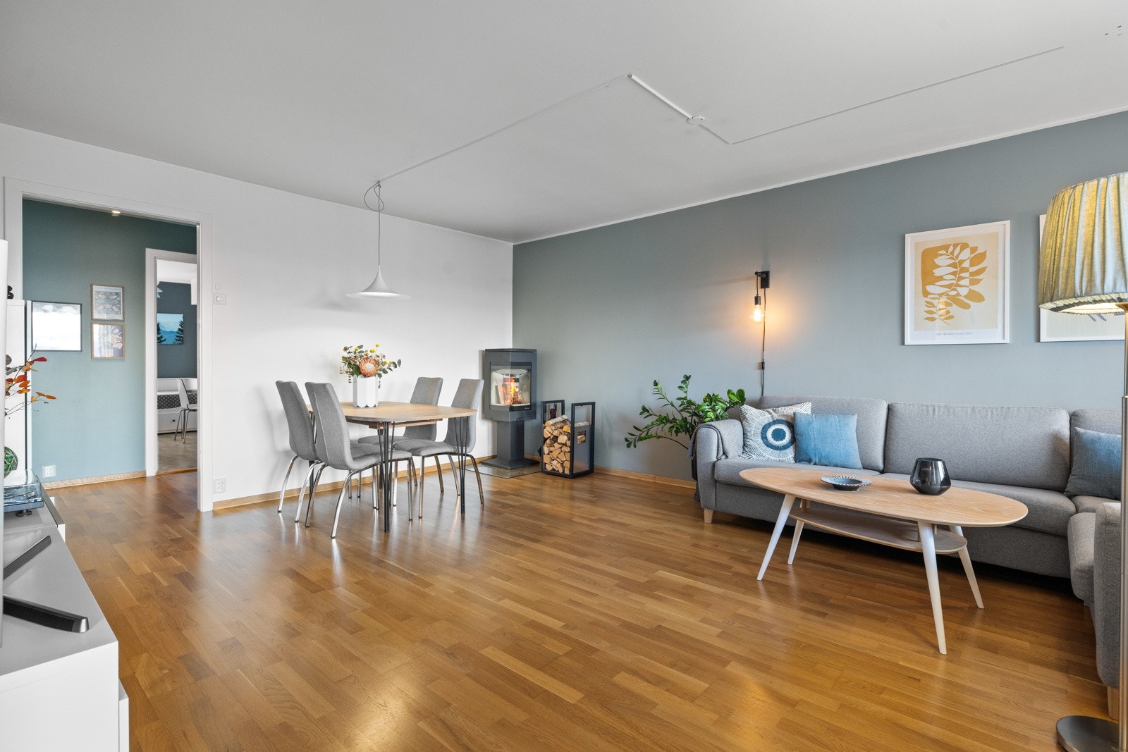 Stuen lar seg enkelt møblere med sofagruppe, spisebord og tv-møblement Galleribilde