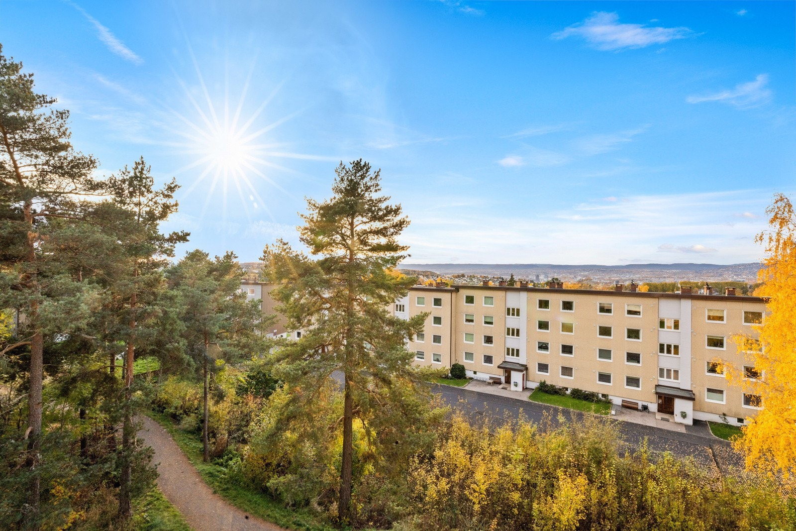 Her kan du nyte en vidstrakt utsikt over byen Galleribilde