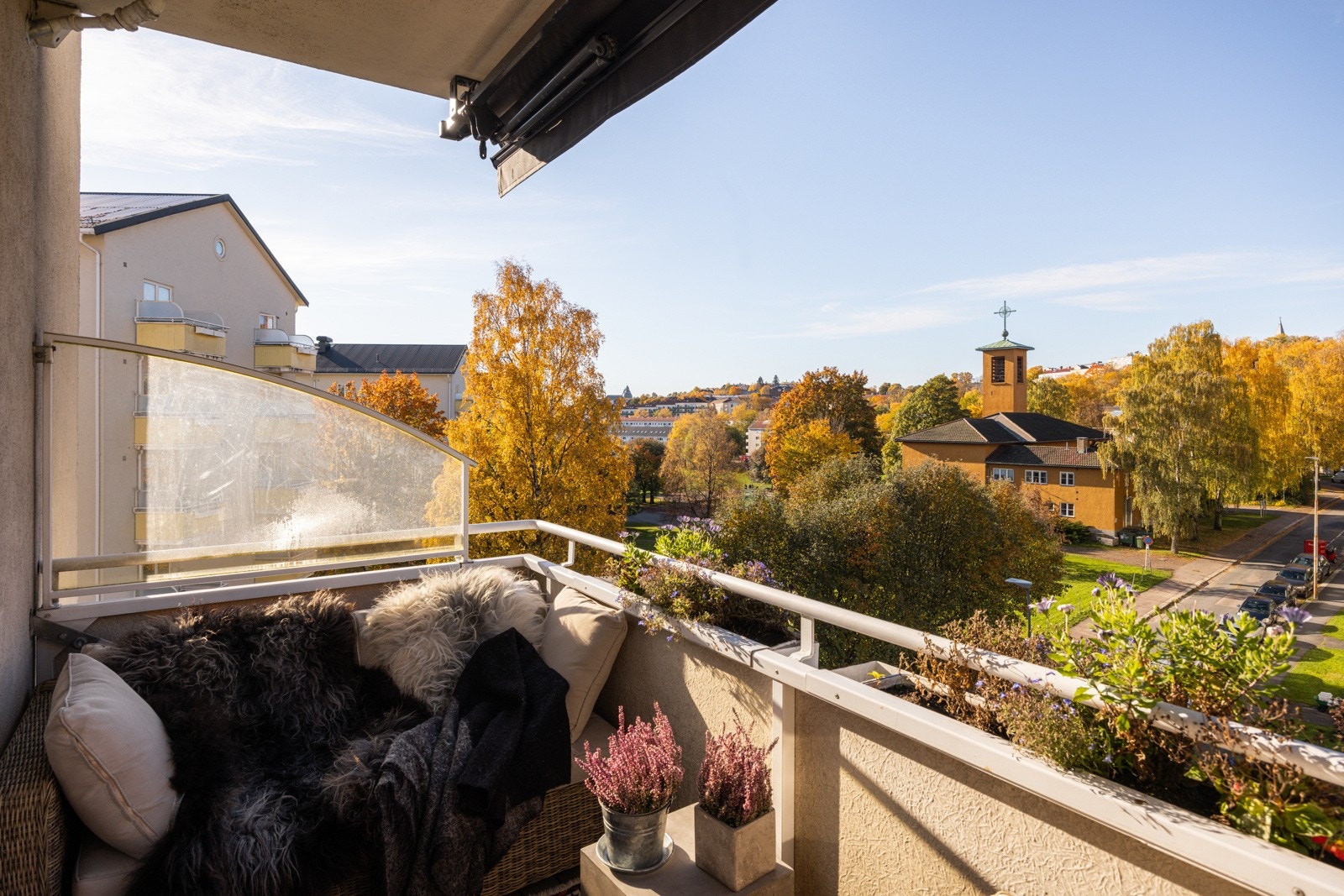 Her får du gode solforhold fra ettermiddag til kveld, noe som gjør balkongen til et ideelt sted for å nyte varme sommerkvelder. Galleribilde