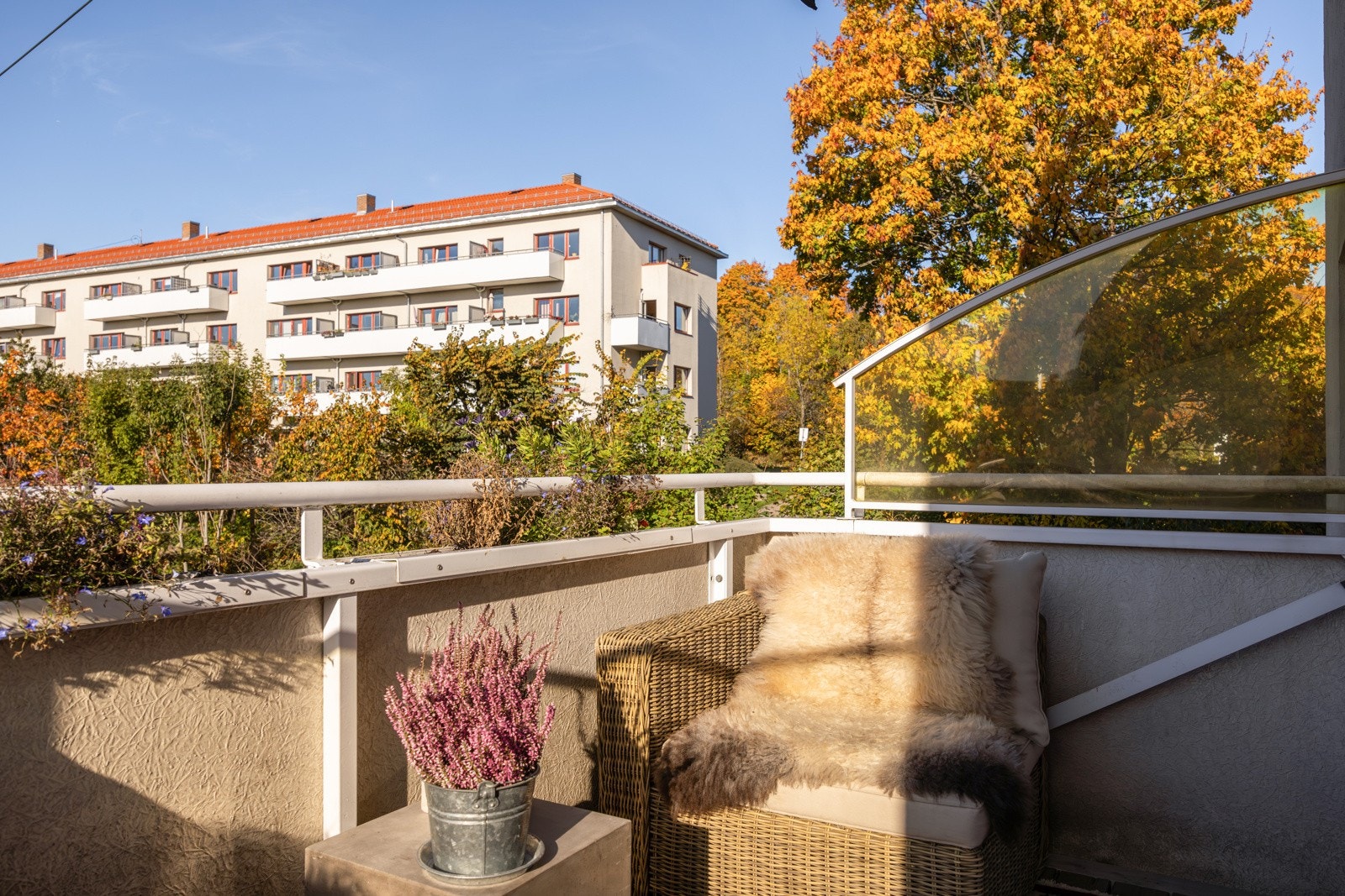 Det er plass til en koselig sittegruppe, og balkongen er utstyrt med levegger for ekstra skjerming. Galleribilde