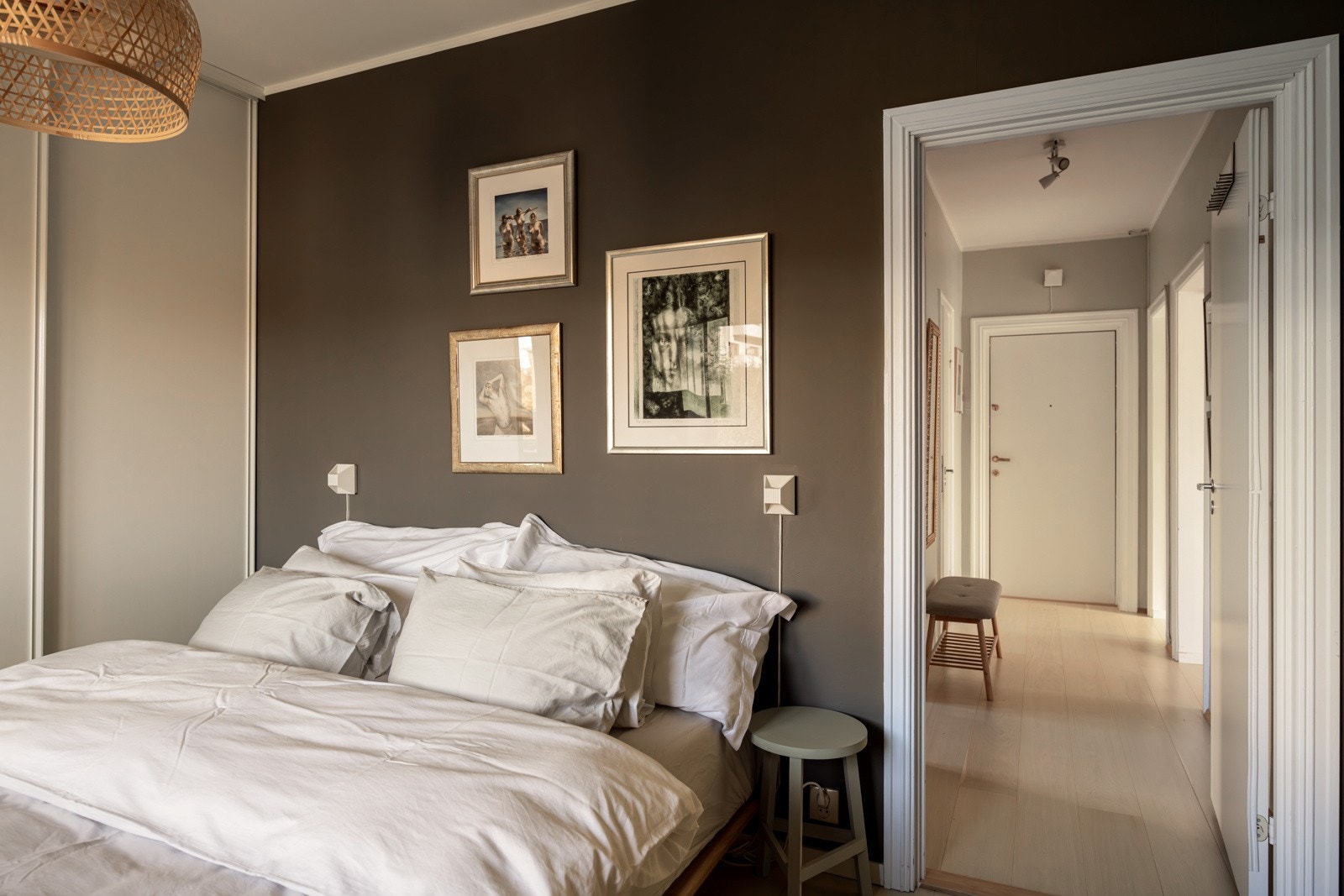 Innebygd skyvedørsgarderobe gir rikelig med oppbevaringsplass, samtidig som den bidrar til et rent og ryddig uttrykk. Galleribilde