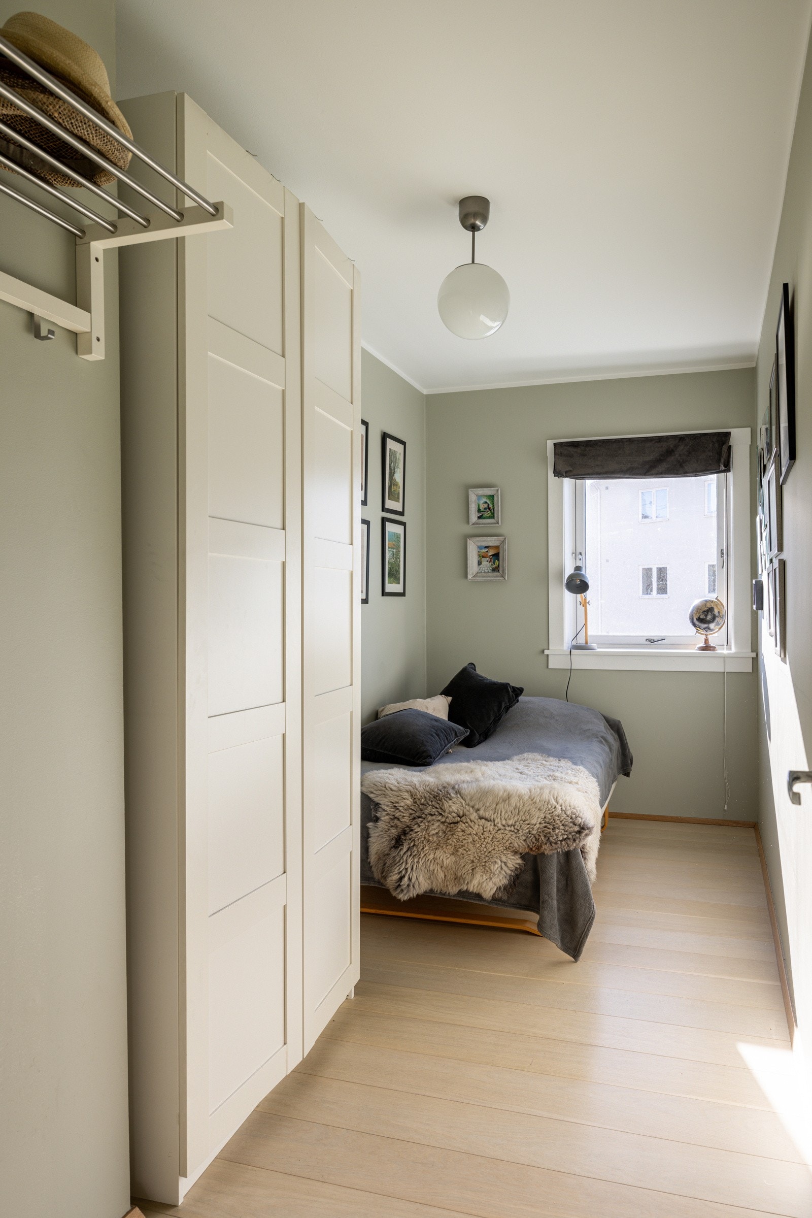 Dette soverommet er lyst og funksjonelt, med enstavs parkett og store vinduer som gir godt med naturlig lys. De duse veggfargene skaper en rolig atmosfære. Galleribilde