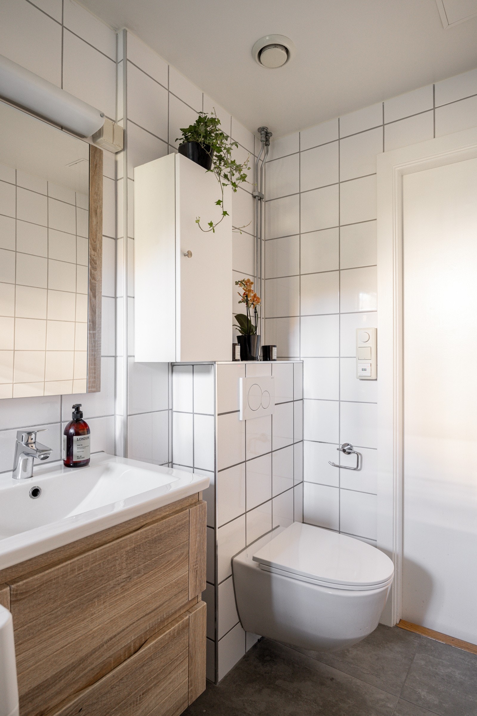 Toalettet er vegghengt med en innebygd sisterne som skaper et ryddig og minimalistisk preg. Det er også opplegg for vaskemaskin, noe som gjør badet svært funksjonelt. Ventilasjonen er naturlig med avtrekksventil i himlingen. Galleribilde