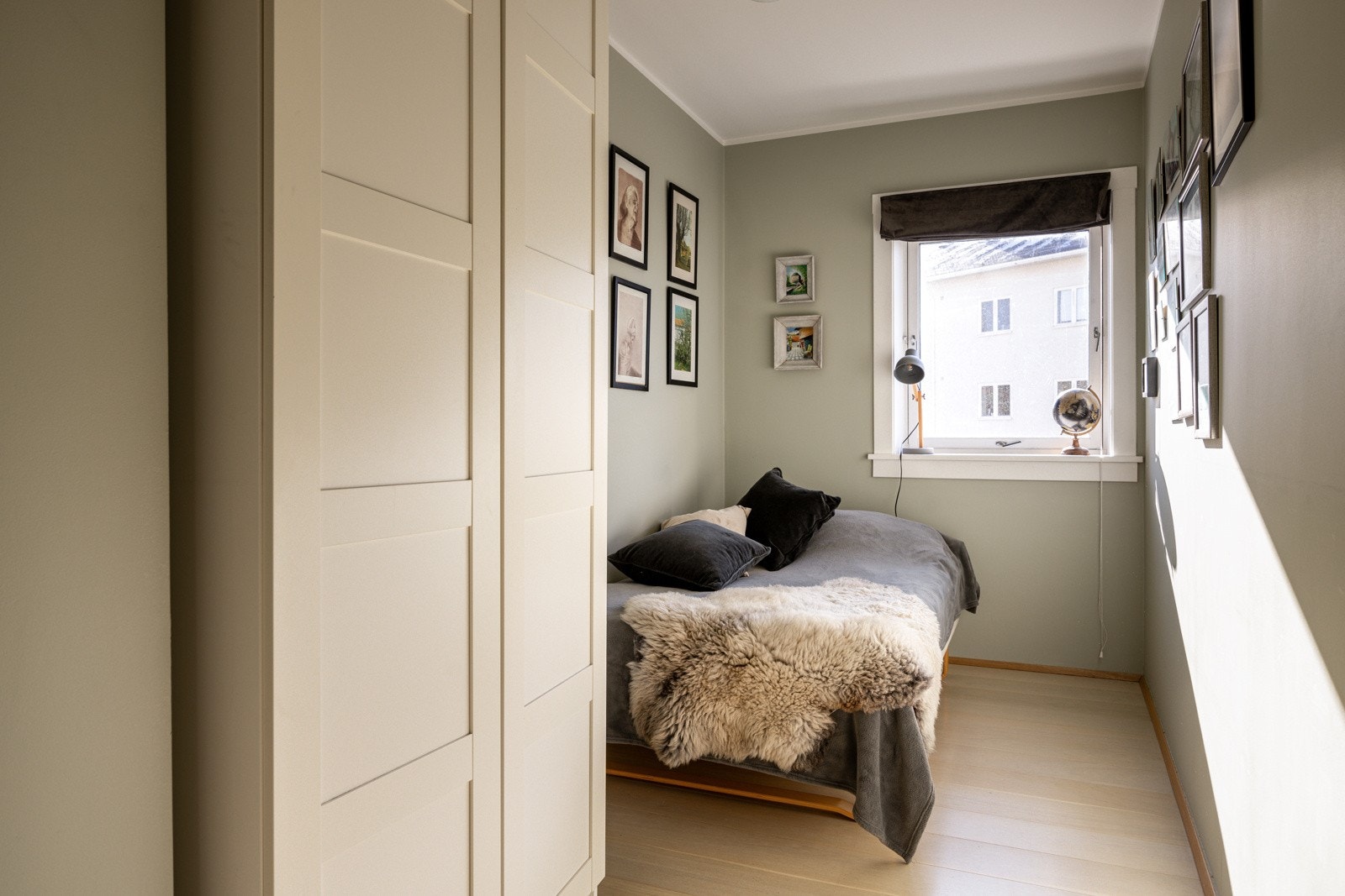 Det er et garderobeskap som gir rikelig med oppbevaringsplass, og rommet er godt egnet som gjesterom, barnerom eller hjemmekontor. Galleribilde