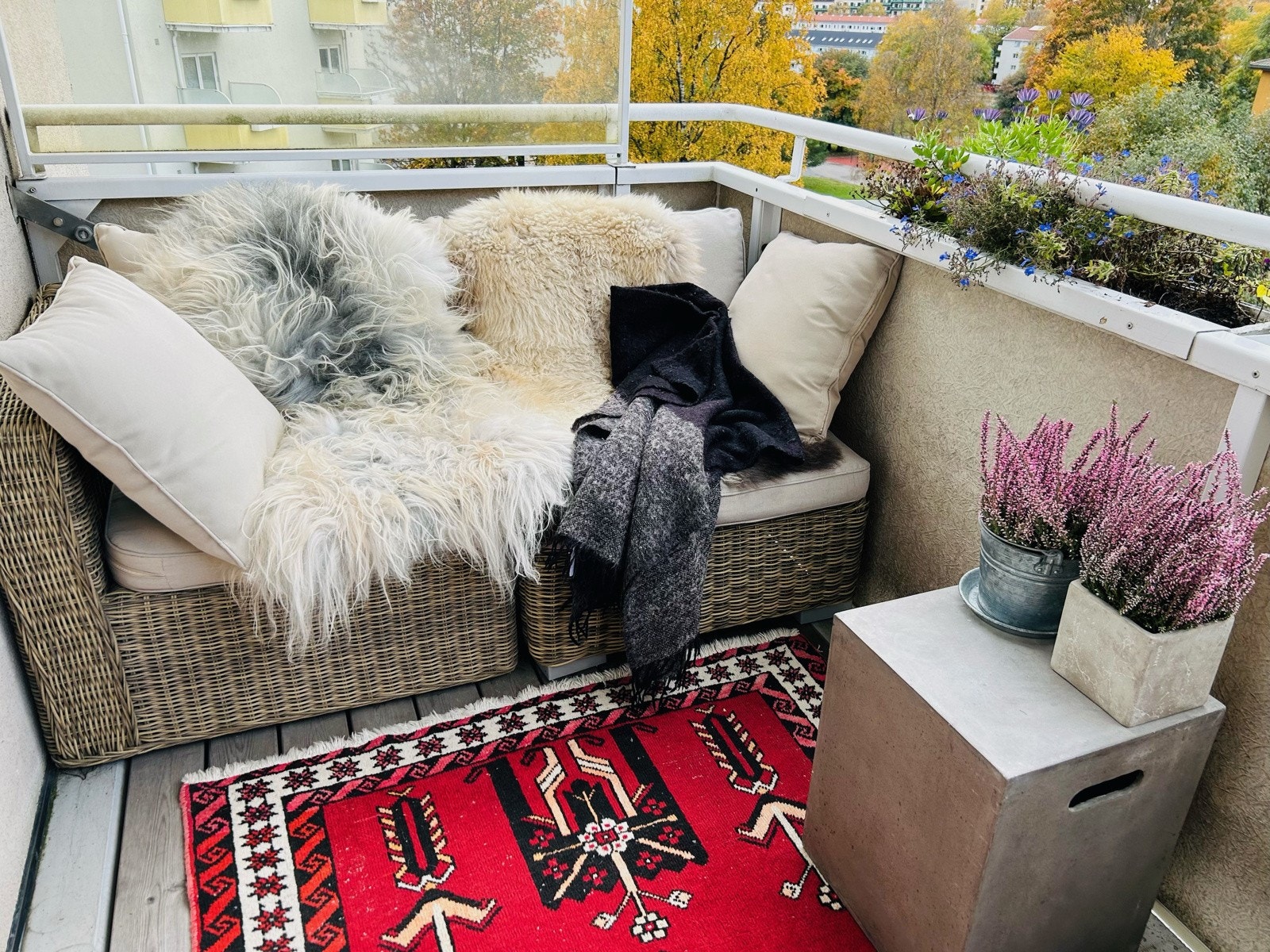 (Selgers private bilde) Med både markise og blomsterkasser, får du et lunt og innbydende uterom som gir en følelse av ro og privatliv, midt i byen. Galleribilde