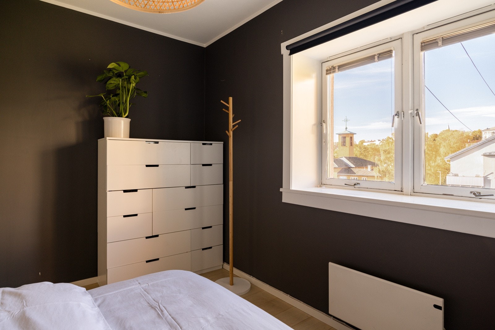 De store vinduene gir naturlig lysinnslipp, samtidig som de sørger for utsikt mot de grønne omgivelsene. Galleribilde