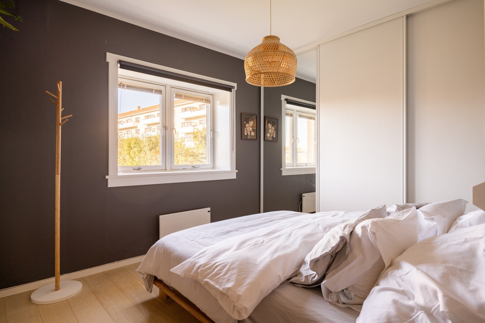 Hovedsoverommet er innbydende og har en rolig atmosfære, med mørke, dype fargetoner på veggene som gir en lun og avslappende følelse. Rommet er godt utnyttet med plass til dobbeltseng og oppbevaring. Galleribilde