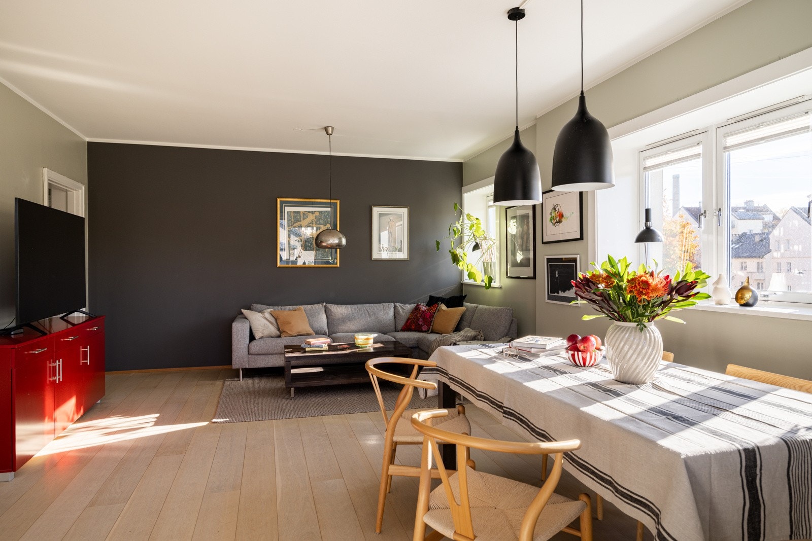 Med sine generøse mål på 6,18 meter i lengde og 4,48 meter i bredde, gir stuen rikelig med plass til både sofagruppe og spisestue. Galleribilde