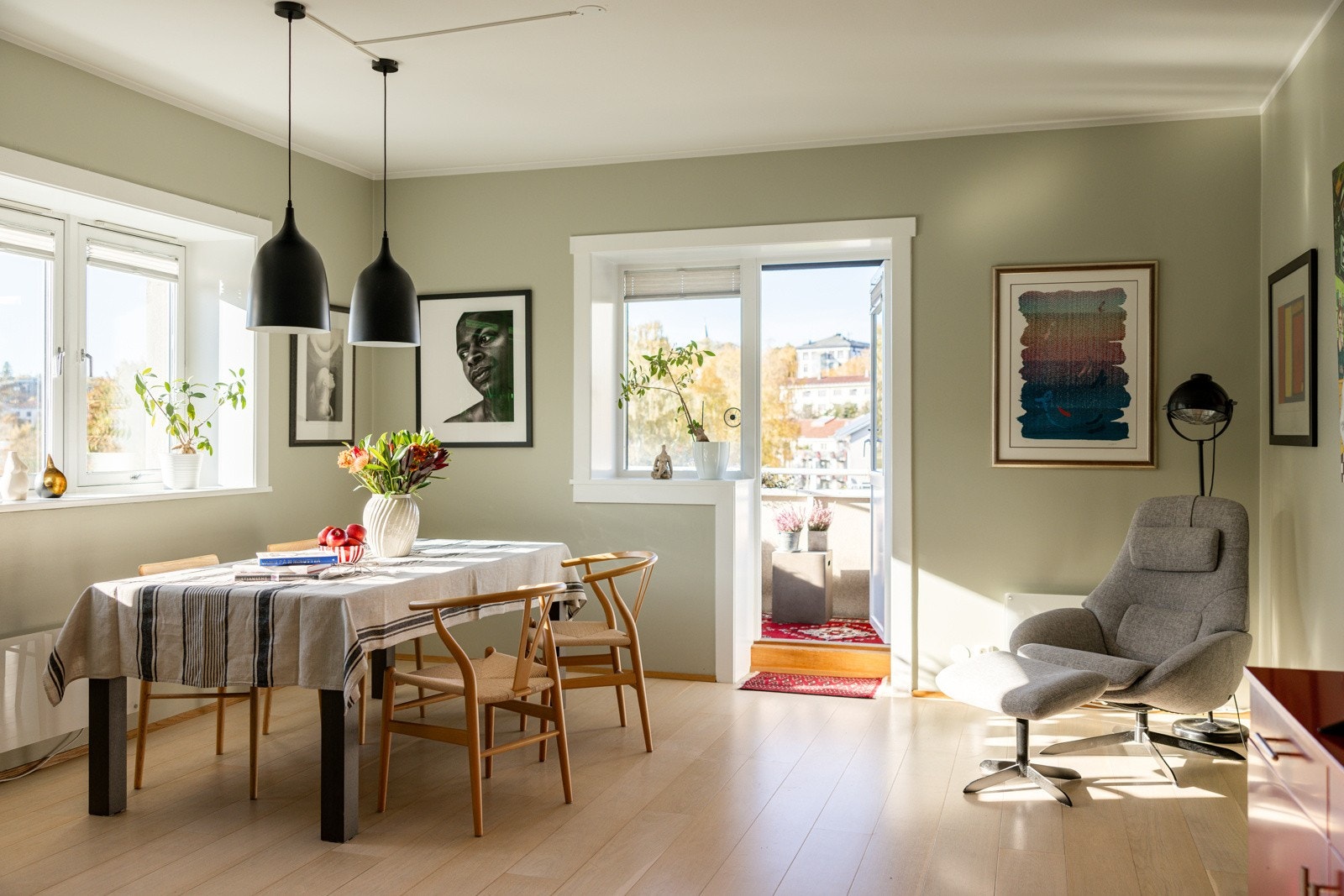 Stuen er lys og romslig med en god takhøyde på 2,7 meter, som gir en ekstra følelse av luft og rom. Galleribilde