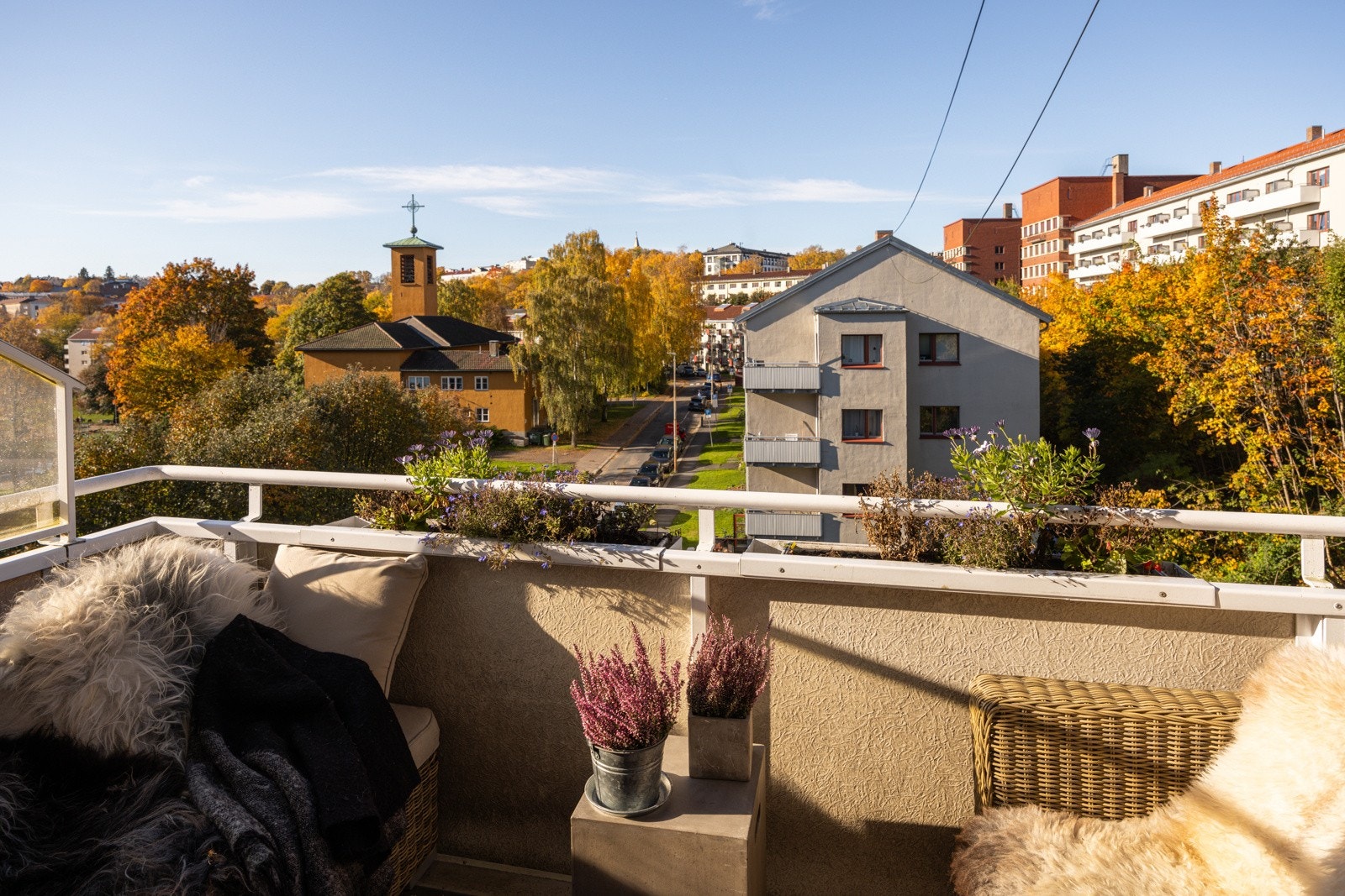 Balkongen er på 5 kvm, vestvendt, og vender ut mot den idylliske parken i Iladalen, noe som gir en nydelig utsikt til grønne omgivelser. Galleribilde