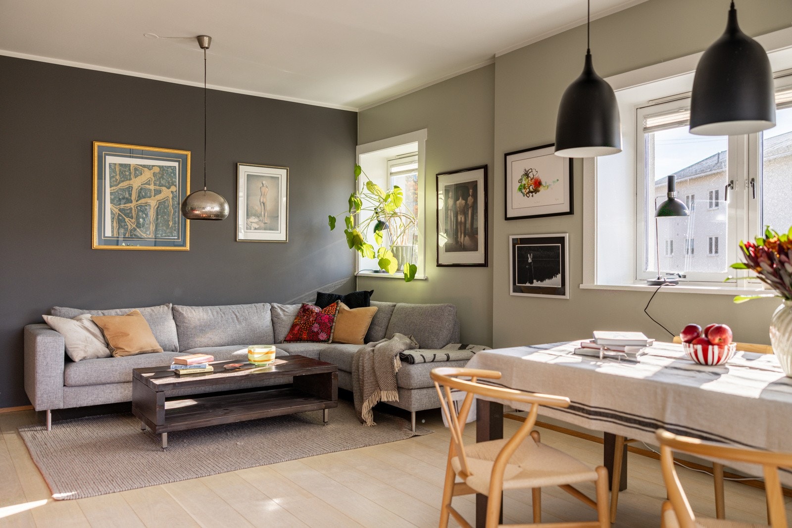 Leligheten var opprinnelig en 4-roms med ett ytterligere soverom der sofaen står i dag og kan tilbakeføres om ønskelig. Galleribilde