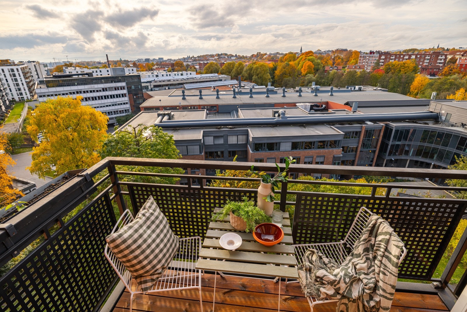 Denne leiligheten har en flott, sydvestvendt balkong på 3 kvm som ligger helt øverst i bygget. Her kan du nyte solen fra tidlig ettermiddag til sen kveld, noe som gjør balkongen til et ideelt sted for avslapning eller måltider utendørs. Galleribilde