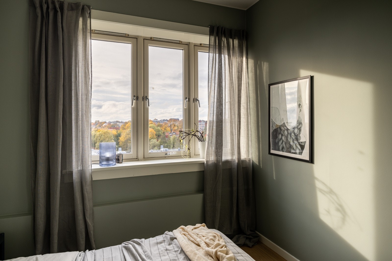 Gulvet er et enstavs herdet gulv i eik, som i resten av leliligheten, og bidrar til et helhetlig og eksklusivt uttrykk i boligen. Det slitesterke gulvet er både praktisk og stilfullt, og passer godt til rommets funksjon. Galleribilde