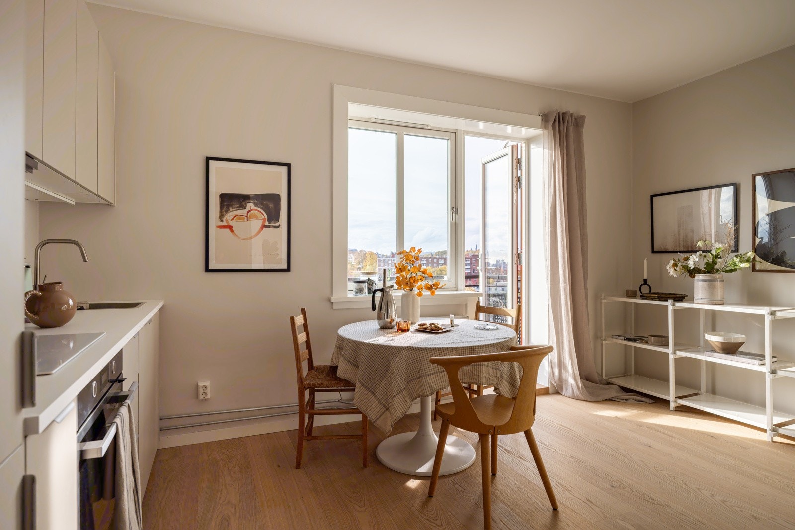 Det er også installert komfyrvakt og aquastop/lekkasjevarsler for ekstra sikkerhet. Over stekesonen er det en kjøkkenventilator med kullfilter. Galleribilde