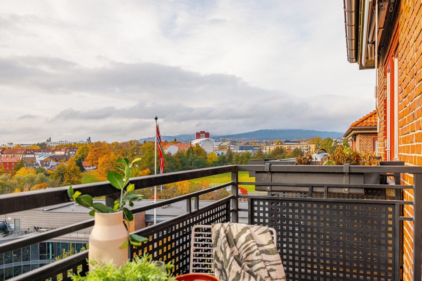 Utsikten fra balkongen er svært luftig og gir et vakkert panoramabilde over nærområdet, med fri sikt mot både by og natur. Galleribilde