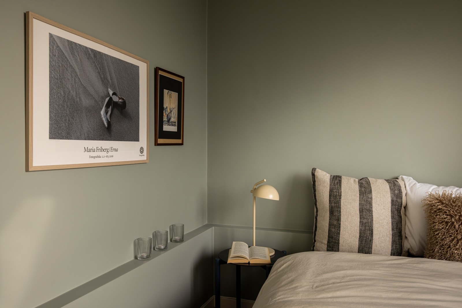 Rommet har plass til en stor dobbeltseng, nattbord og tilleggsoppbevaring, og det er godt med muligheter for å skape et personlig preg på innredningen. Dette er et rom som innbyr til ro og hvile, perfekt som hovedsoverom. Galleribilde