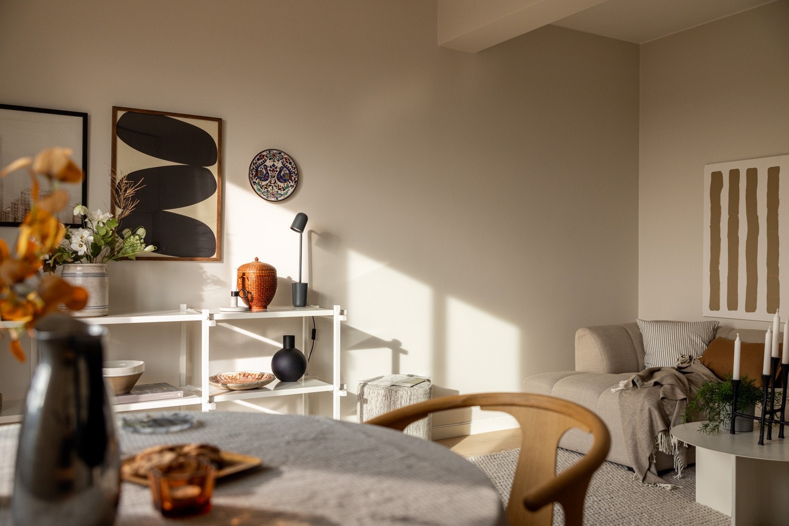 I stuen er det god plass til både en sofagruppe og et spisebord, noe som gjør rommet til et naturlig samlingspunkt i boligen. Spiseplassen er strategisk plassert ved vinduet, hvor du kan nyte måltidene med utsikt mot balkongen og nærområdet. Galleribilde