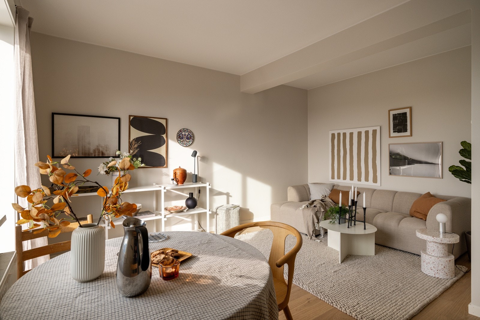 Den åpne løsningen mellom stue og kjøkken gjør dette til et praktisk og funksjonelt rom for både hverdagsliv og underholdning. Galleribilde