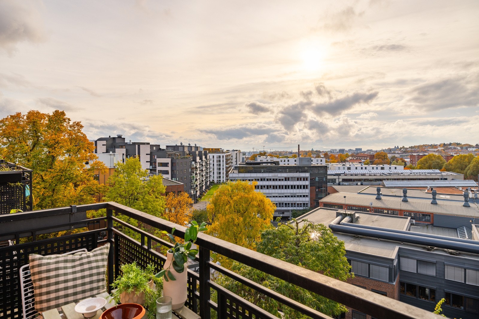 Nytt balkongdekke av impregnert tre, som gir et lunt og naturlig preg og bidrar til et hyggelig uterom hvor du kan skape din egen lille oase. Galleribilde